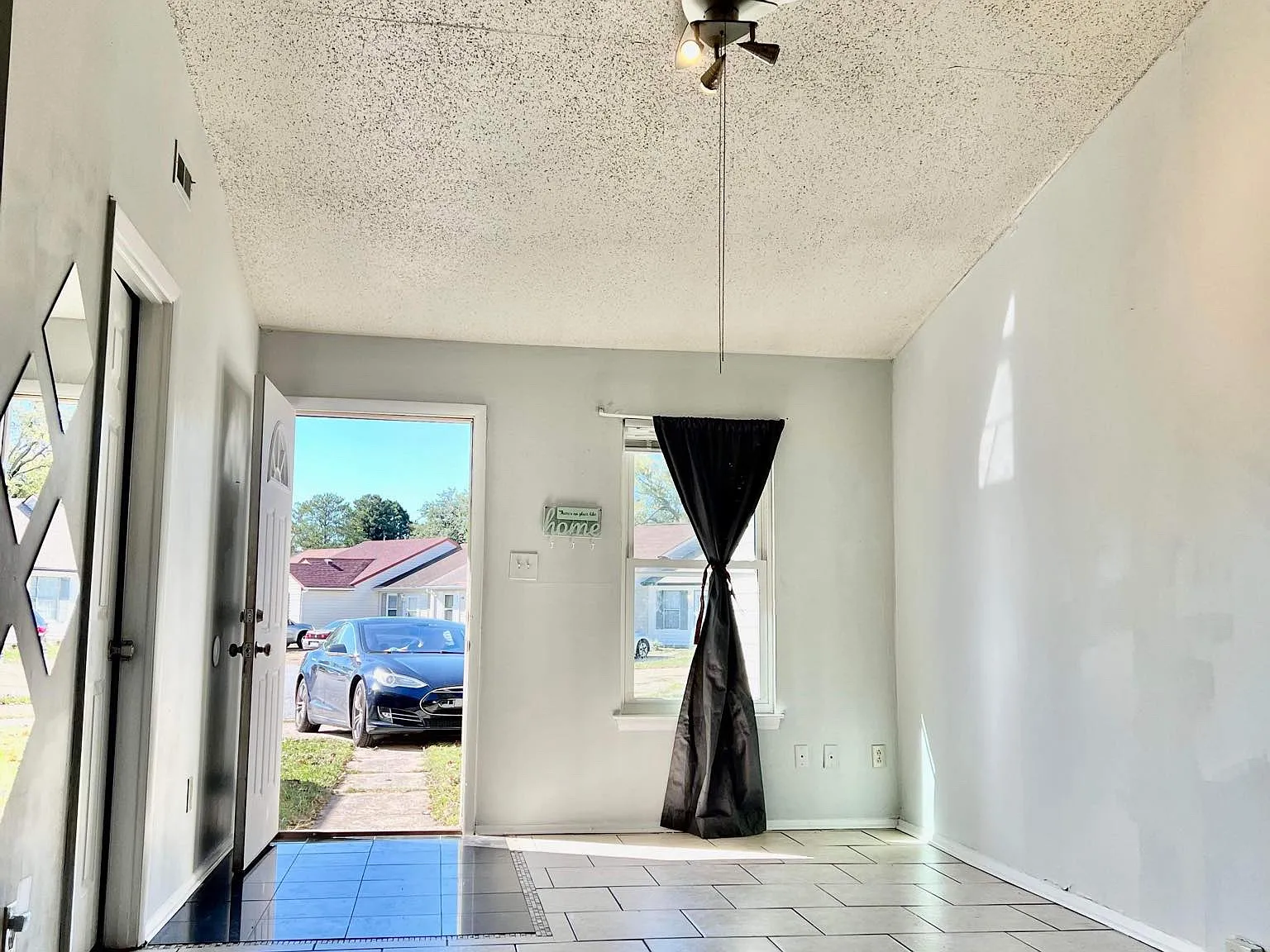 2 bed, 836 sqft, $1,800 — Photo 2