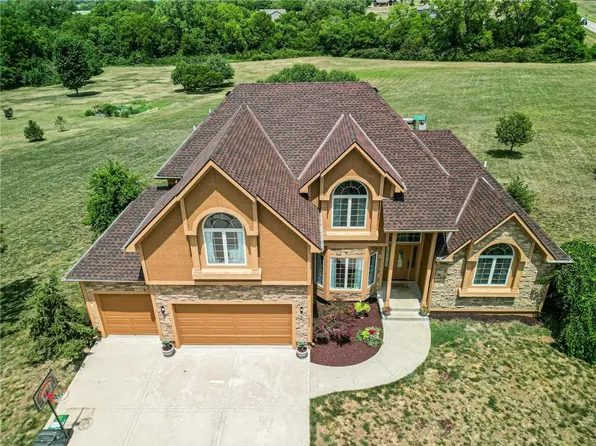 18324 W 250th St, Paola, KS 66071