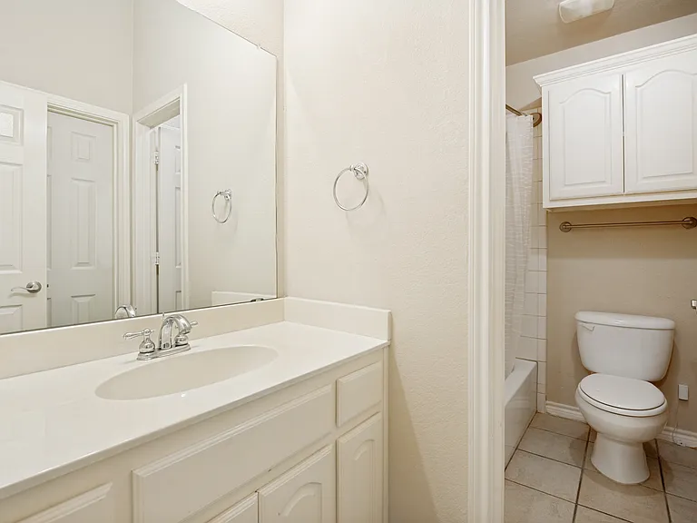 11800 Pondview Ln — Photo 21