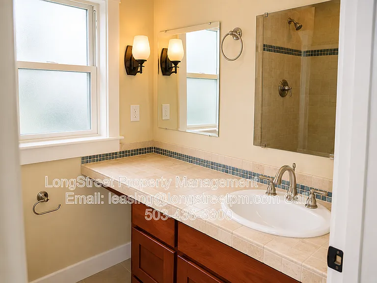 73 NE Graham St — Photo 11
