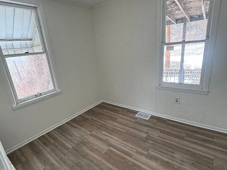 595 Castle Ave W — Photo 5