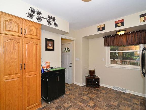 4th image of 2233 Crestview Ct