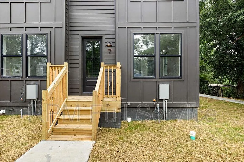 4 bed, 3.5 bath, 2000 sqft, $2,700 — Photo 2