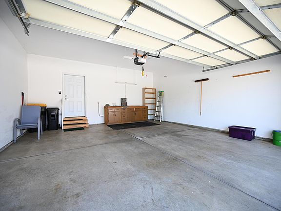 2nd image of 461 Roundhouse St