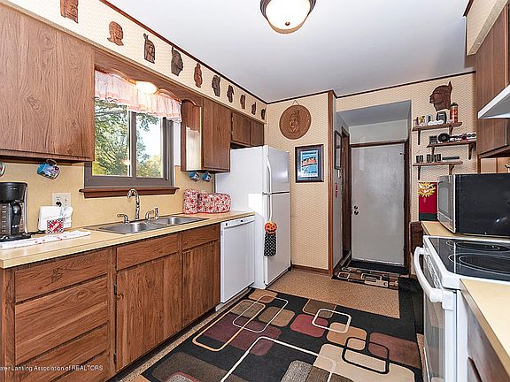 5th image of 321 Village Dr