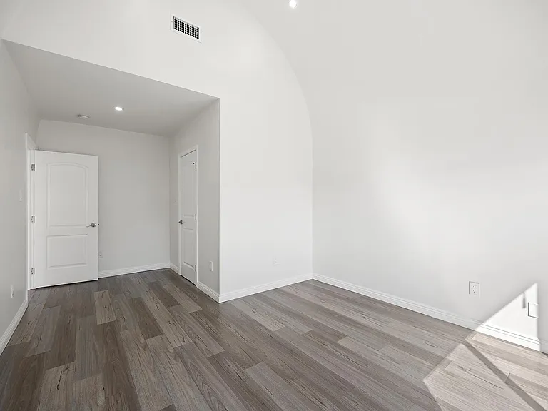 1009 Tremont St — Photo 7