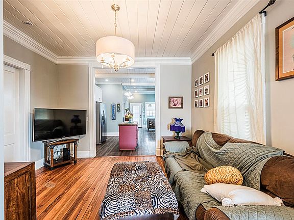 5th image of 639 Park St
