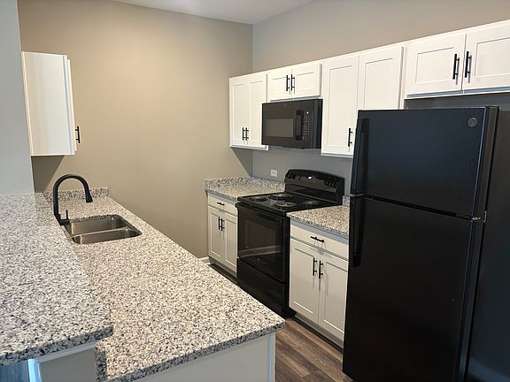 3rd image of 232 Calumet Dr #9