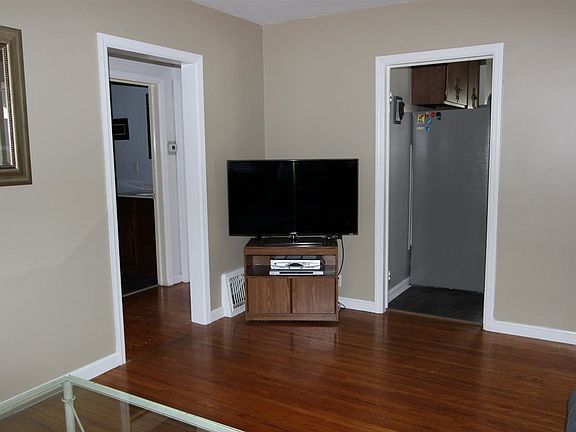 3rd image of 608 Stanley Ave