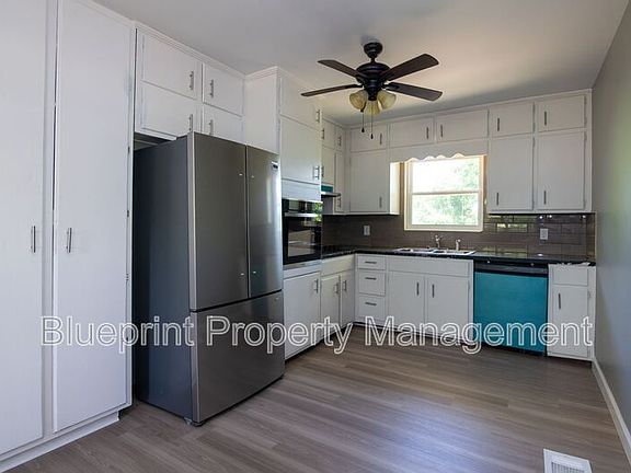 4th image of 1143 Oakley Dr