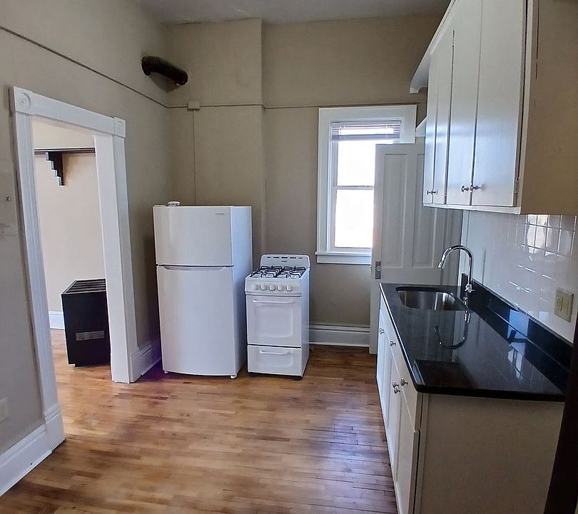 1st image of 937 University Ave W APT 2