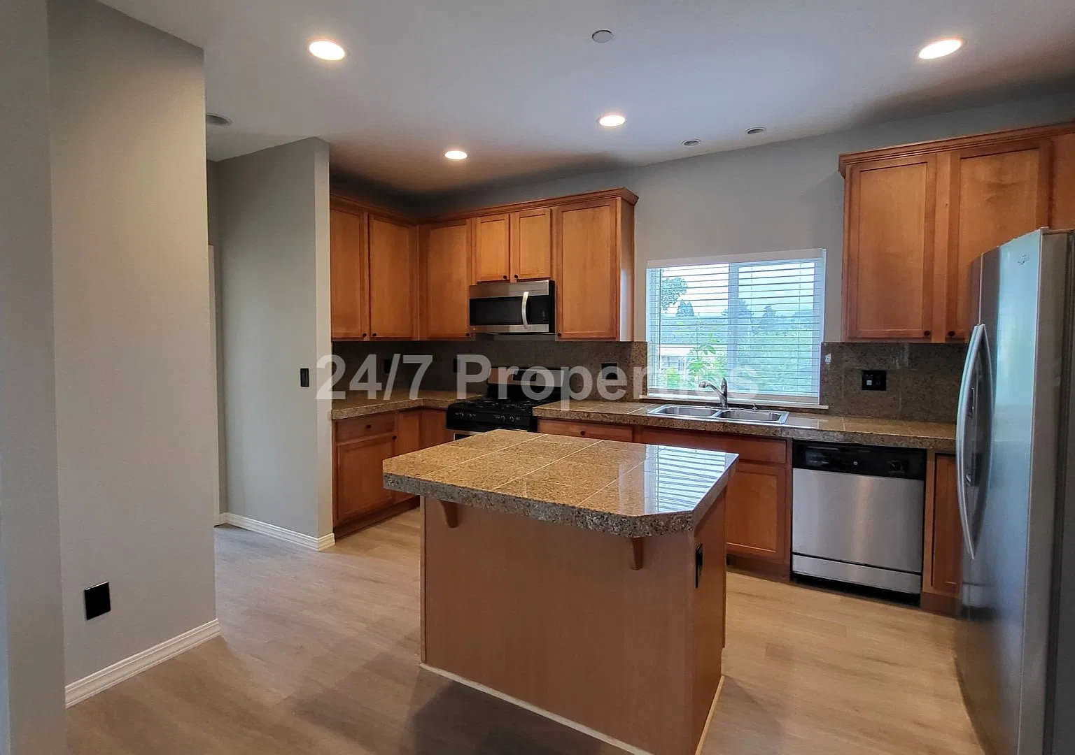 Spacious & Modern 2 BD | 2.5 BA Townhome - Molalla — Photo 1