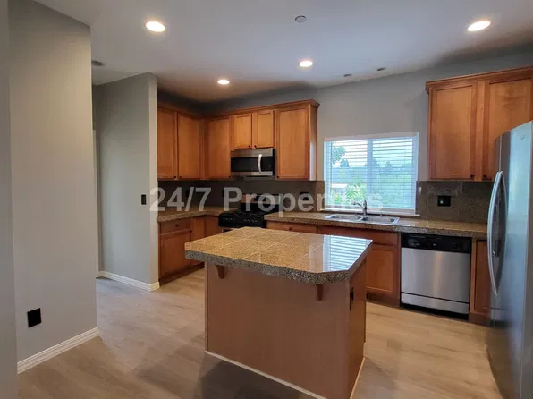 Spacious & Modern 2 BD | 2.5 BA Townhome - Molalla, 514 E Main St, Molalla, OR 97038