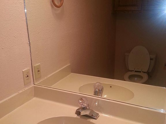 Downstairs 1/2 bathroom