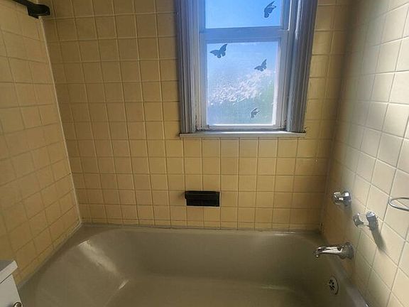 3rd image of 2826 E 130th St