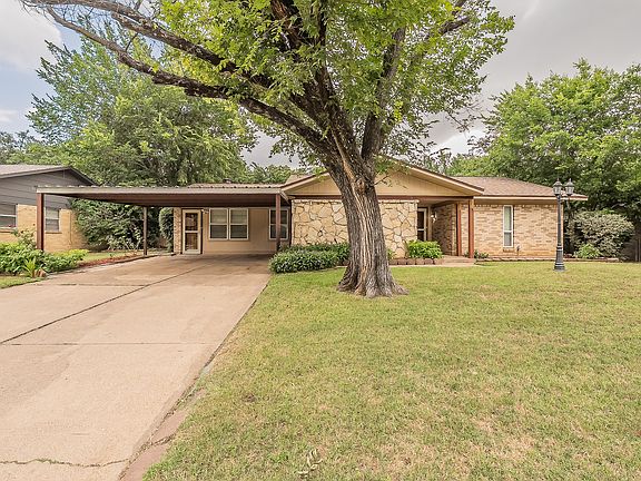 3rd image of 804 N Ector Dr