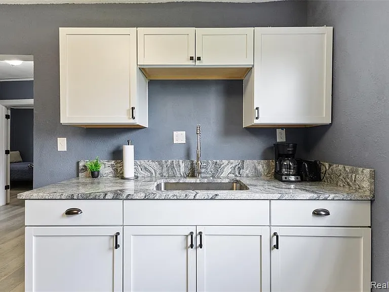 512 Westminster St — Photo 4
