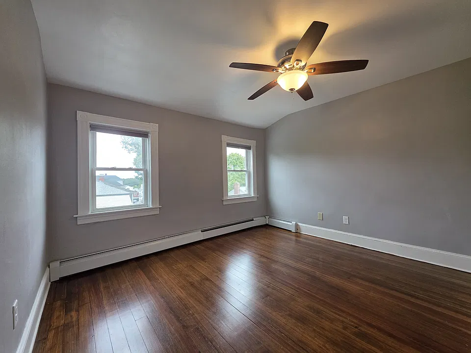 857 Hope St 3rdflr 2b/1b Heatincluded Greatlocale! Hardwoods Laundry!