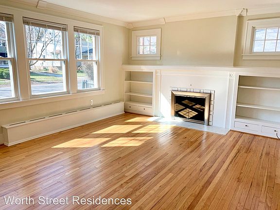 4th image of 156 N Worth St #8480279