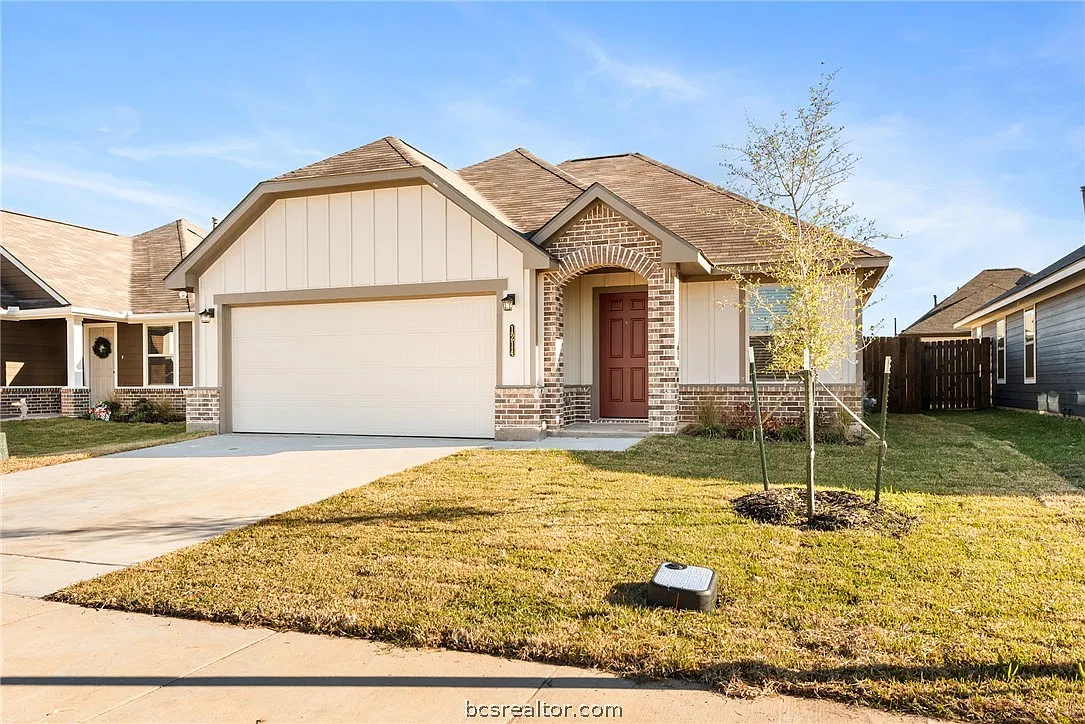 3 bed, 1285 sqft, $1,900 — Photo 1