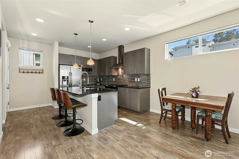 4th image of 3622 36th Avenue S