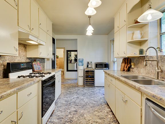 3rd image of 315 W Live Oak St