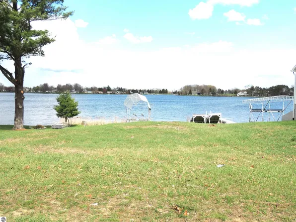 1062 Castle Dr, Weidman, MI 48893