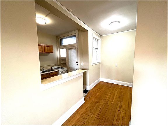 3rd image of 524 S 31st St #17
