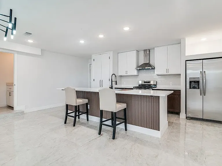 610 E Tyler St — Photo 5