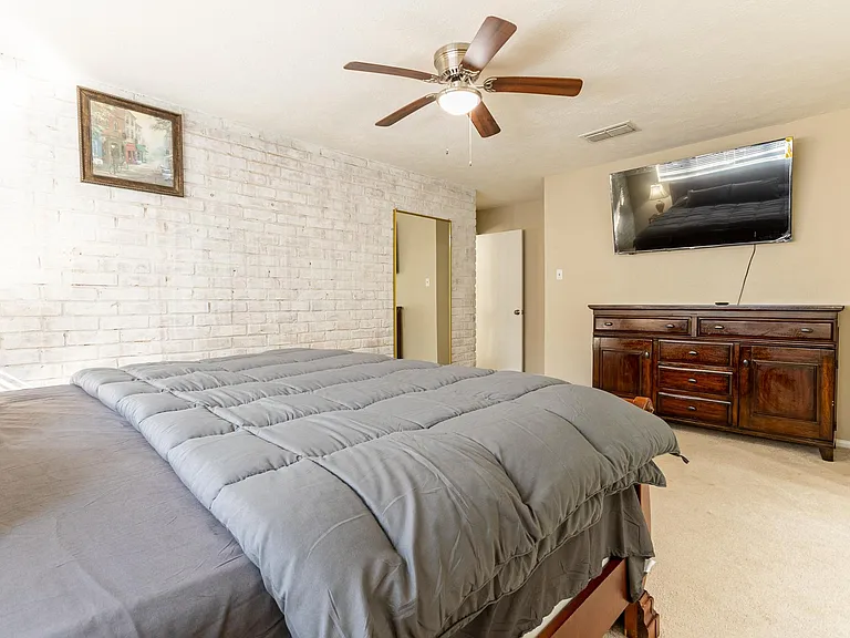 823 Silverpines Rd — Photo 3