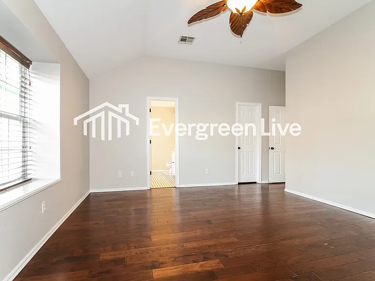 2809 Victoria Dr — Photo 9