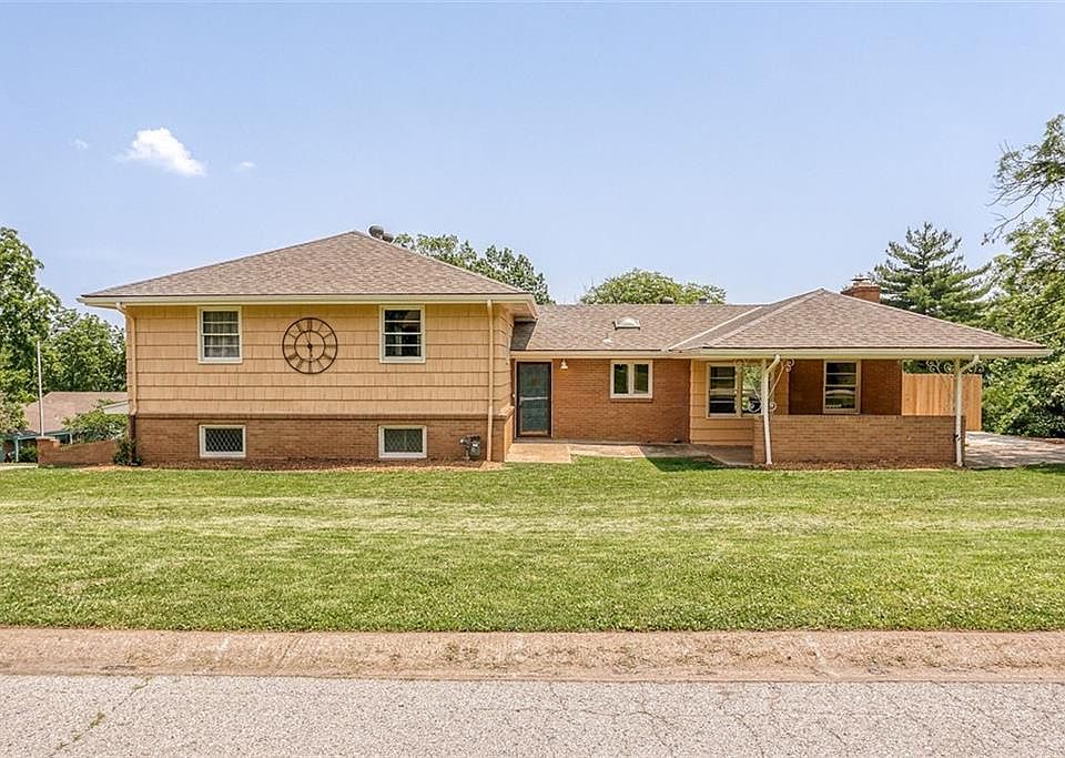1st image of 3331 NW Oakcrest Dr