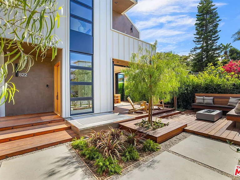 822 Superba Ave — Photo 2