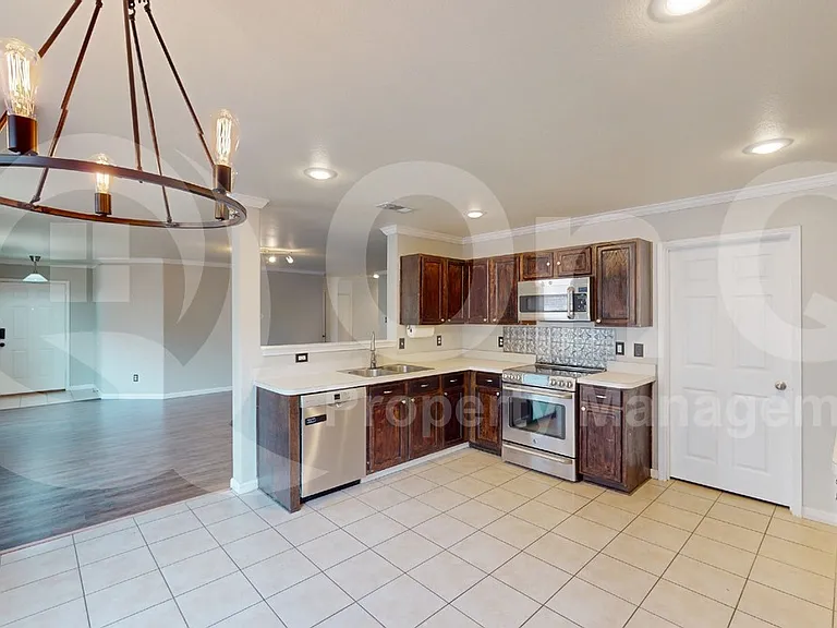 476 Eisenhower Ln — Photo 5