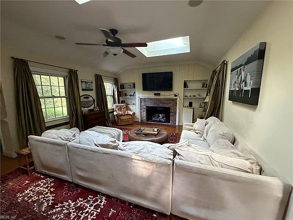 3rd image of 1208 York Ln
