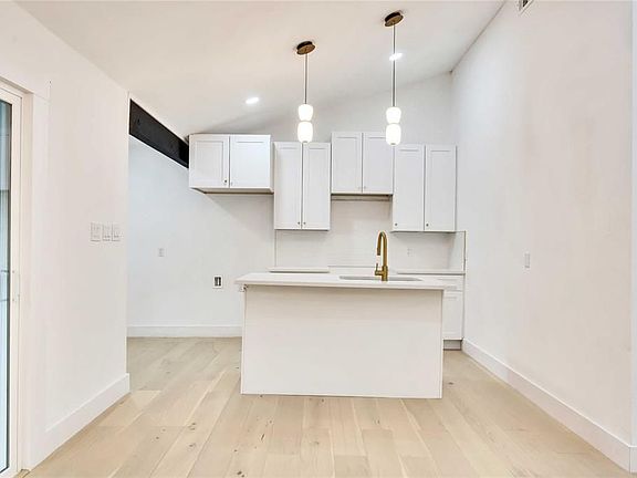 5th image of 1508 Rockdale Cir #A