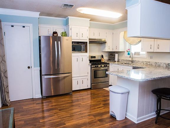 5th image of 406 Pineland Dr