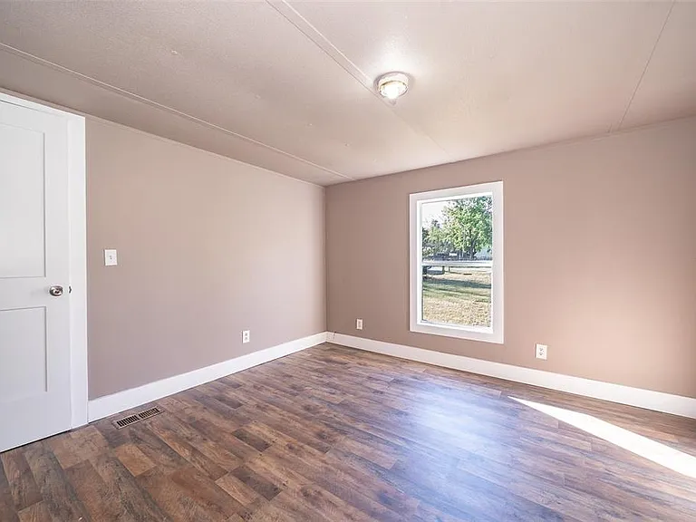 101 Caroline Ave — Photo 16
