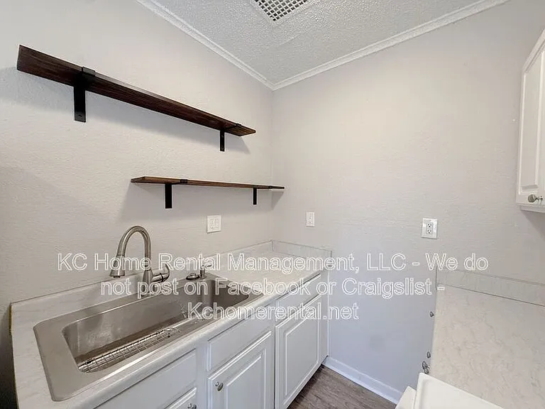 305 Gladstone Blvd — Photo 8