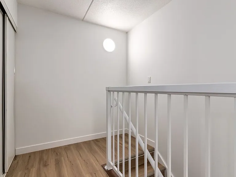 10 Frobisher Blvd SE — Photo 39