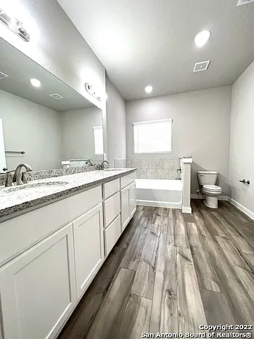 21518 James Charles — Photo 17