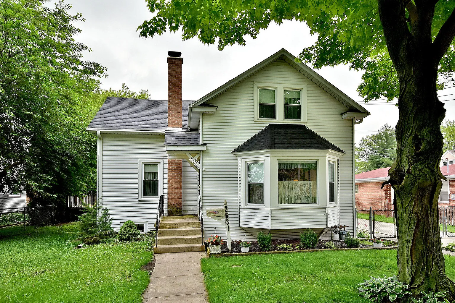 2637 Oak St photo 1