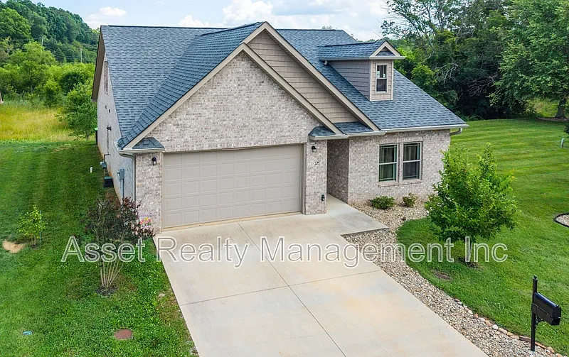 3 bed, 2.0 bath, 2159 sqft, $2,395 — Photo 4
