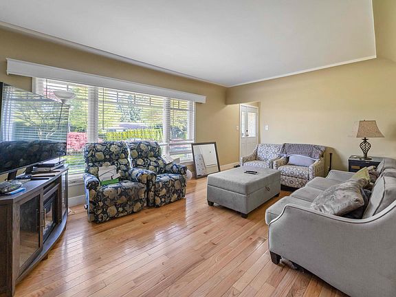 5th image of 33658 Lincoln Rd