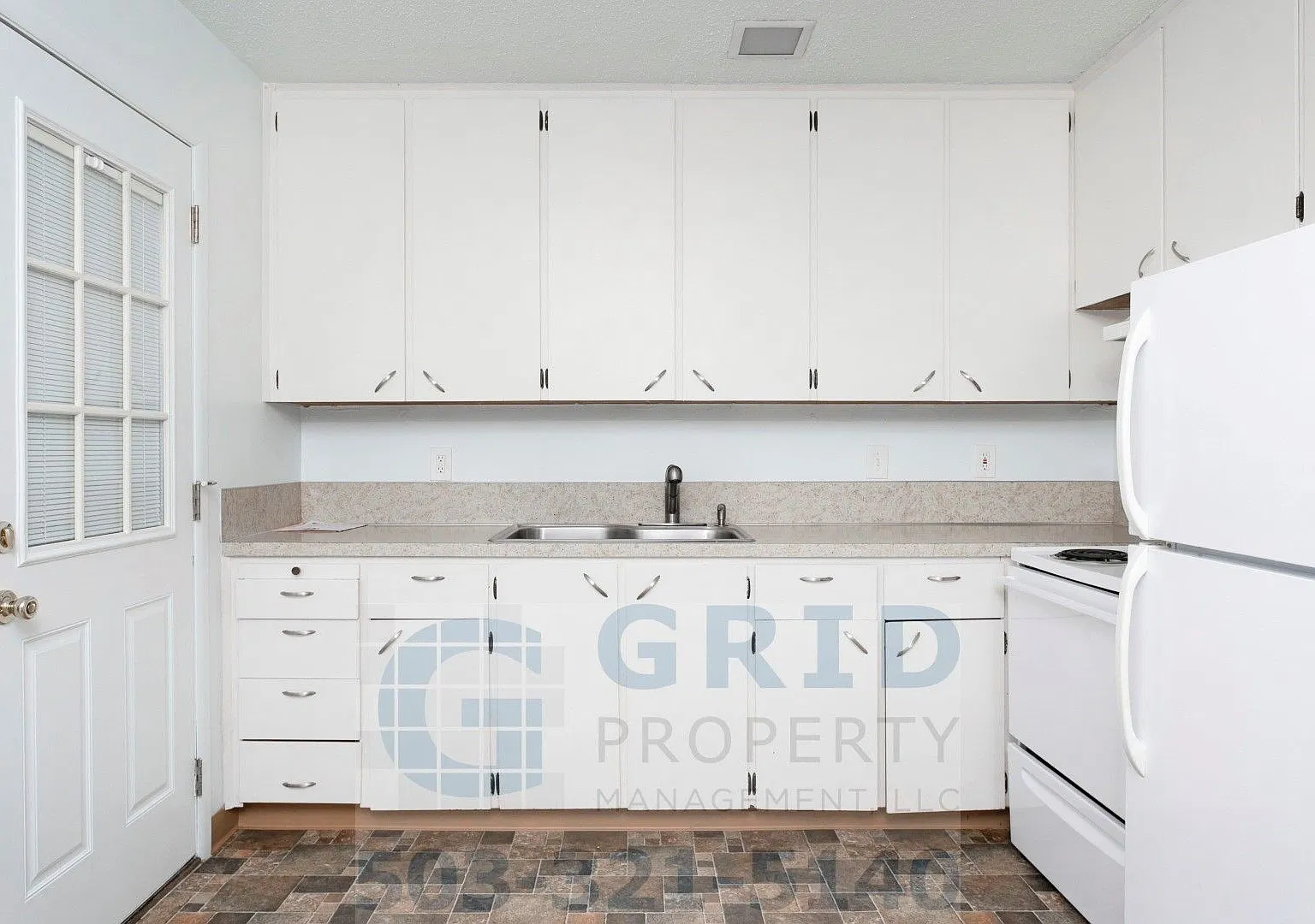 Spacious 2 Bedroom Apartment Available in Buckman Neighborhood! — Photo 4
