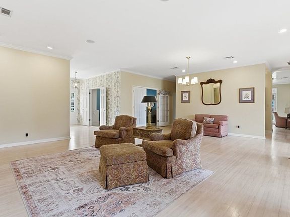 3rd image of 1304 W Dumbarton