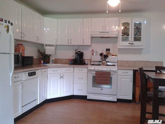 5th image of 146 Bellport Ave