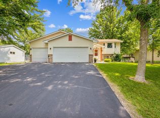 521 Devonshire Dr, Nya, MN 55397