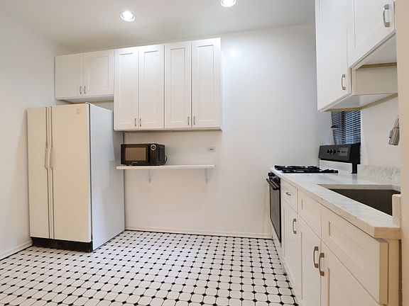 5th image of 1438 W Flournoy St APT 2R