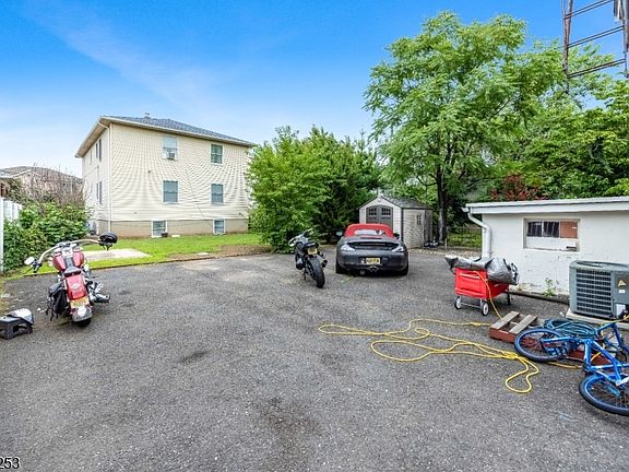 4th image of 324 Union St